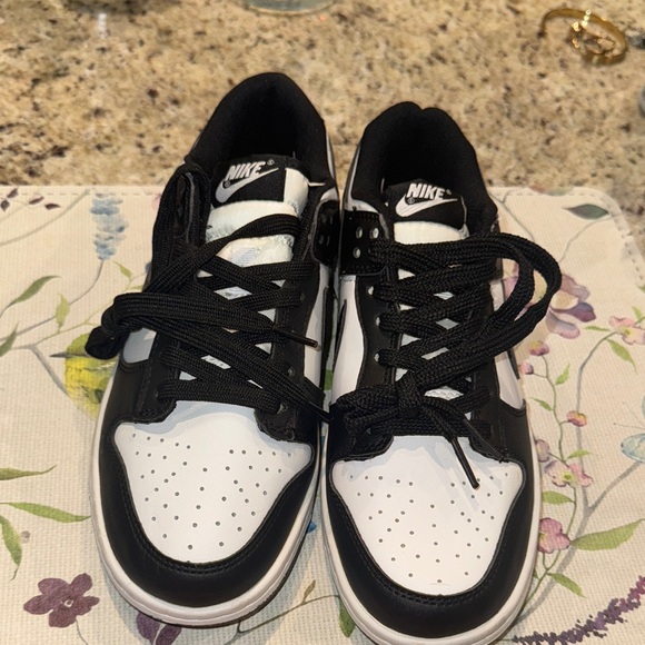 Nike Black and White Women's Sneakers - Picture 2 of 6